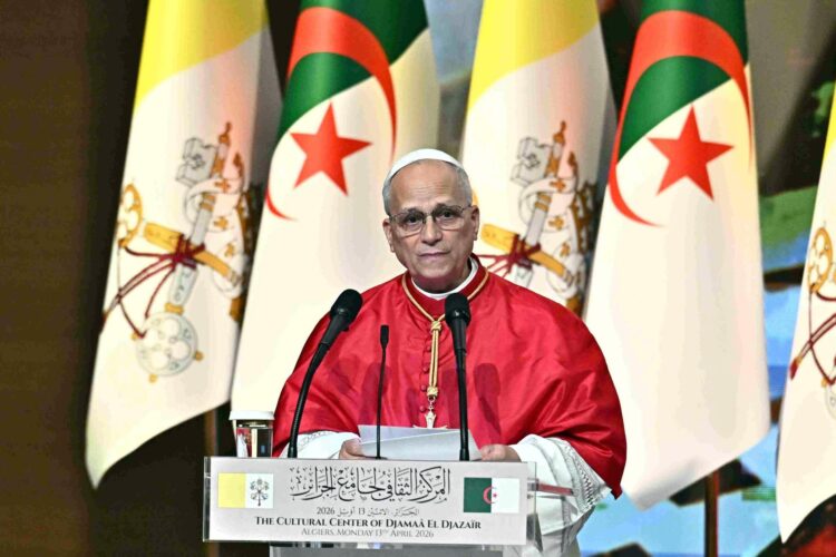 .- El Papa León XIV pronuncia un discurso durante una reunión con autoridades, la sociedad civil y el cuerpo diplomático en el centro de conferencias 'Djamaa el Djazair' en Argel, Argelia, 13 de abril de 2026. El Papa se ha embarcado en un viaje apostólico de once días a África, con paradas programadas en Argelia, Camerún, Angola y Guinea Ecuatorial. (Papa, Camerún, Guinea Ecuatorial, República Guinea, Argel) EFE/EPA/LUCA ZENNARO