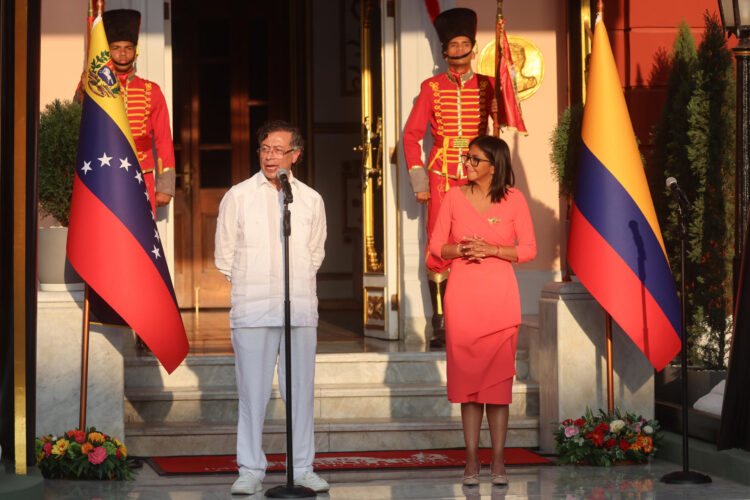 El presidente de Colombia, Gustavo Petro (i), y la mandataria encargada de Venezuela, Delcy Rodríguez, hablan de la integración de sus países en materia de energía eléctrica y de gas, este viernes en Caracas (Venezuela). EFE/ Miguel Gutiérrez