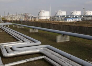 El petróleo brent y de Texas se desploman el 10 % tras el anuncio de la reapertura del estrecho de Ormuz
