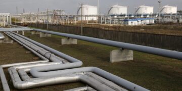 El petróleo brent y de Texas se desploman el 10 % tras el anuncio de la reapertura del estrecho de Ormuz