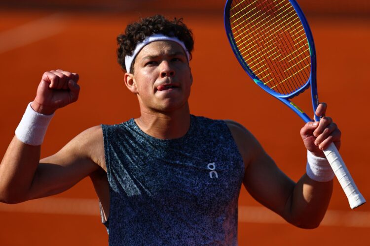 El estadounidense Ben Shelton, durante su partido de semifinales de este sábado contra el eslovaco Alex Molcan. EFE/ ANNA SZILAGYI