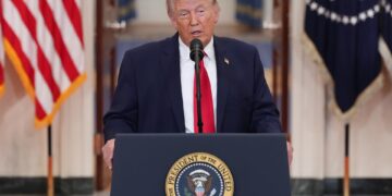 Trump insiste con desatar «el infierno» en Irán el martes si no reabre el estrecho de Ormuz