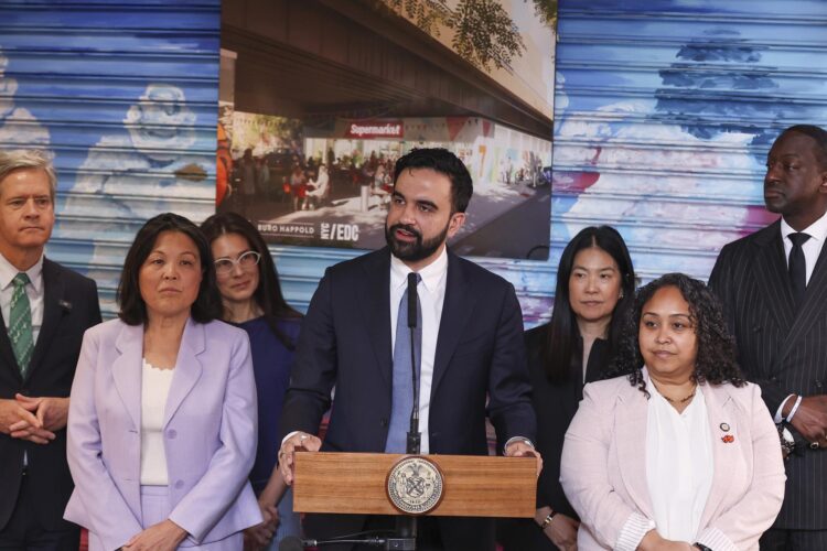El alcalde de la ciudad de Nueva York, Zohran Mamdani (C), habla sobre las tiendas de comestibles de la ciudad durante una conferencia de prensa en La Marqueta en Nueva York, Nueva York, Estados Unidos, el 14 de abril de 2026. EFE/EPA/Sarah Yenesel