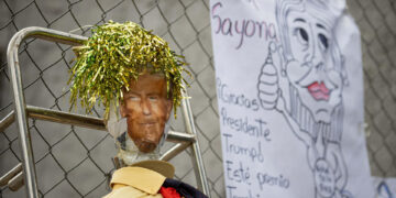 Donald Trump, la indiferencia y el maltrato son quemados como Judas en Venezuela