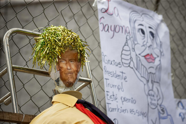 Fotografía que muestra una imagen del presidente de Estados Unidos, Donald Trump, durante la tradicional Quema de Judas este domingo, en la celebración de Semana Santa en Caracas (Venezuela). EFE/ Ronald Peña R