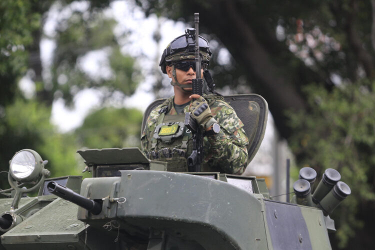 Fotografía de archivo del 6 de enero de 2026 que muestra a un integrante del Ejército de Colombia vigilando el Puente Internacional Simón Bolívar (Colombia). EFE/ Mario Caicedo