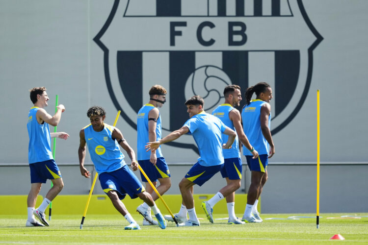 Los jugadores del FC Barcelona, Gavi (i); Lamine Yamal (2i); Fermin (3i); Gerard Martin (3d); Eric Garcia (2d) y Kounde (d), durante el entrenamiento que realiza la plantilla barcelonista  en la Ciudad Deportiva Joan Gamper para preparar el partido correspondiente  a la 33ª jornada de liga ante el Real Celta de Vigo que disputarán mañana  en el Spotify Camp Nou de Barcelona.EFE/ Alejandro García