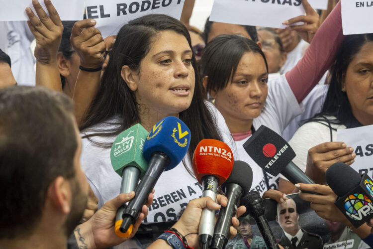Andreina Baduel (i) habla durante una rueda de prensa junto a familiares de presos políticos este miércoles, en las inmediaciones del Ministerio Público, en Caracas (Venezuela). EFE/ Miguel Gutiérrez