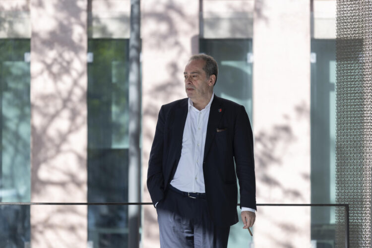 El tesorero del FC Barcelona, Alfons Castro, en representación del club como persona jurídica imputada, llega a la Ciutat de la Justicia donde ha declarado este viernes ante la jueza que investiga el caso Negreira. EFE/ Marta Pérez