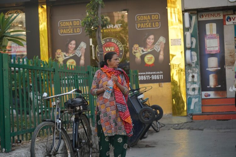 Imagen de una mujer este miércoles refrescándose ante la ola de calor en Nueva Delhi. EFE/Lucía Goñi