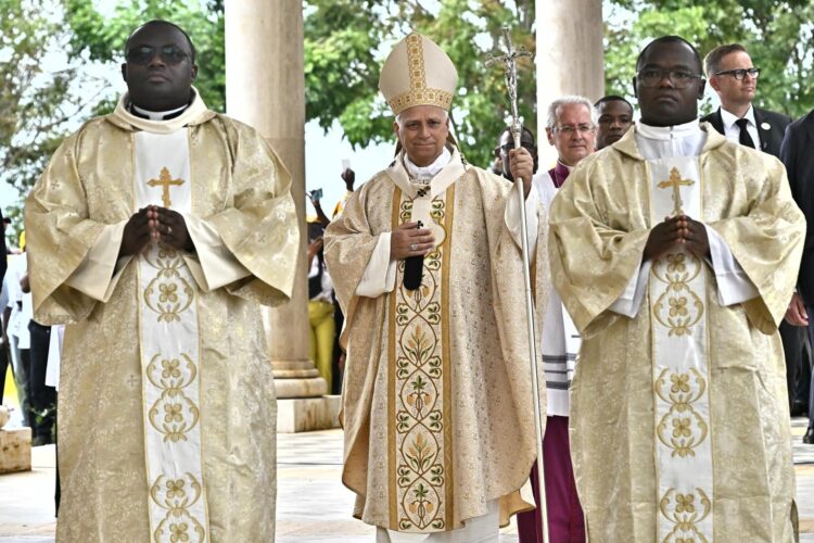 El papa León XIV llega para presidir la Santa Misa en la Basílica de la Inmaculada Concepción de Mongomo, Guinea Ecuatorial, el 22 de abril de 2026. EFE/EPA/LUCA ZENNARO