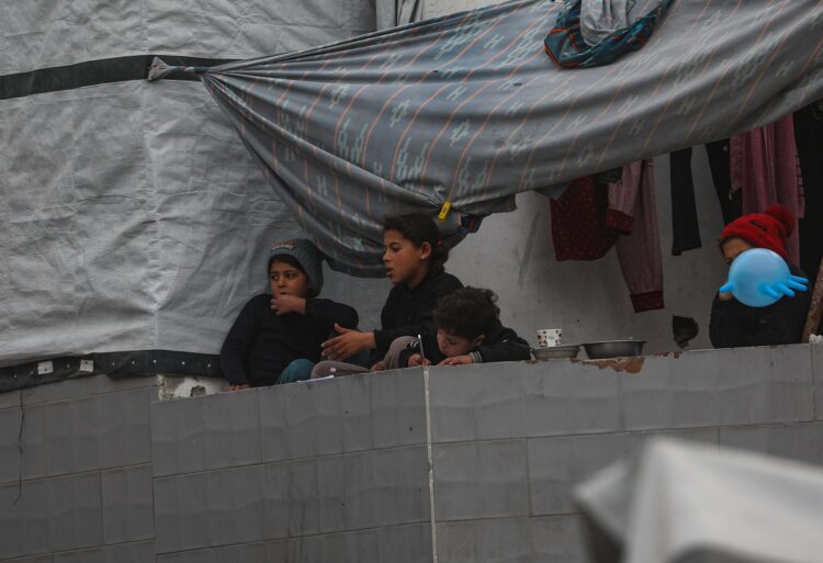 Niños palestinos en un campamento en Gaza, en una imagen de archivo. EFE/EPA/MOHAMMED SABER