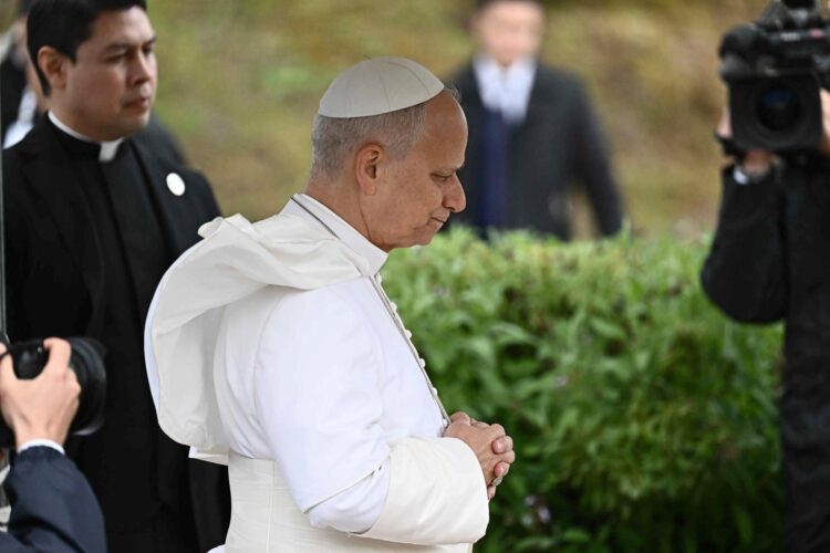 El papa León XIV (2-d) visita el sitio arqueológico de Hipona, en la ciudad portuaria de Annaba, Argelia, este martes 14 de abril de 2026. El papa se ha embarcado en un viaje apostólico de once días a África, con paradas programadas en Argelia, Camerún, Angola y Guinea Ecuatorial. (Papa, Camerún, Guinea Ecuatorial, República Guinea). EFE/EPA/LUCA ZENNARO