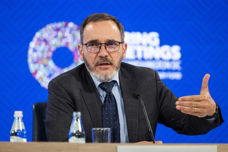 El economista jefe del Fondo Monetario Internacional (FMI), Pierre-Olivier Gourinchas, est martes en laa rueda de prensa para presentar el nuevo informe de Perspectivas Económicas Globales (WEO, por sus siglas en inglés) del FMI. EFE/EPA/JIM LO SCALZO