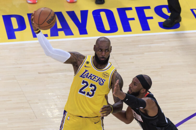 LeBron James (i), de Los Angeles Lakers, disputa un balón con Clint Capela (d), de los Houston Rockets, durante el primer partido de la serie de eliminatorias de la NBA entre Houston Rockets y Los Angeles Lakers en el Crypto.com Arena de Los Ángeles, California (Estados Unidos). EFE/Ariana Ruiz