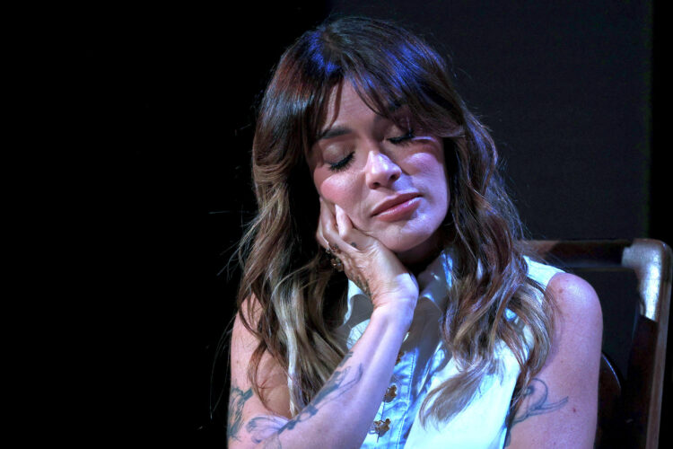- La cantante puertorriqueña Kany García reacciona durante la presentación de su disco 'Puerta abierta' este martes, en el teatro del Museo de Arte de Puerto Rico en San Juan (Puerto Rico). García presenta este jueves su nuevo álbum 'Puerta abierta', compuesto de once temas que evocan las imágenes "sonoras y líricas" de su niñez en Puerto Rico, al son de ritmos caribeños y un tributo a los migrantes dominicanos con una colaboración con Juan Luis Guerra. EFE/Thais Llorca