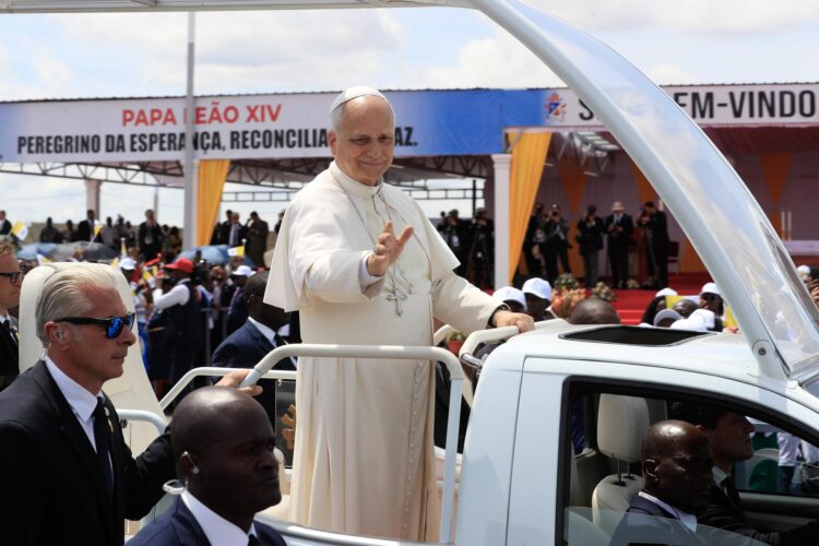 El papa León XIV saluda a los fieles a su llegada al aeropuerto de Saurimo, donde celebró una misa ante cerca de 40.000 fieles, en Saurimo, Angola, el 20 de abril de 2026. EFE/EPA/AMPE ROGERIO
