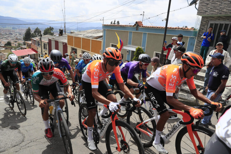 Fotografía de Carlos Ortega, en la que puede verse en una imagen de archivo del pasado 8 de febrero al ciclista colombiano Egan Bernal (c), del equipo Ineos, durante una prueba. EFE