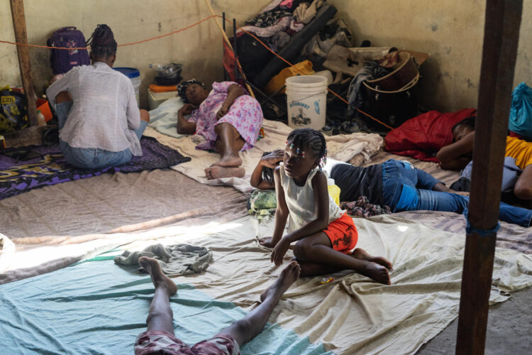 Fotografía del 4 de abril de 2026 que muestra a una familia refugiada mientras descansa en una escuela en Marchand Dessalines (Haití). EFE/ Lebon Elysée
