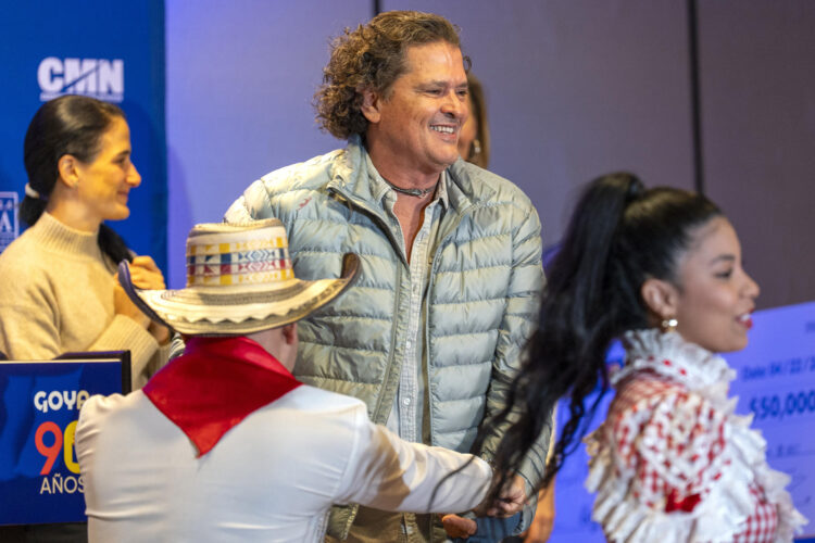 El cantante colombiano Carlos Vives reacciona durante un acto promocional de su gira en Nueva York (Estados Unidos). EFE/ Angel Colmenares