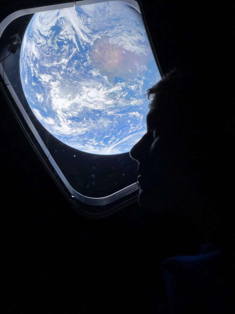 Fotografía tomada de la cuenta oficial en X del astronauta Reid Wiseman (@astro_reid) que muestra un imagen de Wiseman desde la capsula Orión. Los cuatro astronautas de la misión Artemis II han logrado dormir "de maravilla a pesar de que la cápsula que los lleva en su viaje histórico apenas tiene cinco metros de diámetro y ha obligado a dormir a algunos como lo hacen los murciélagos. EFE/ @astro_reid