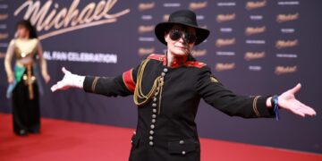 Un español y un guante desfilan por la alfombra roja del biopic sobre Michael Jackson