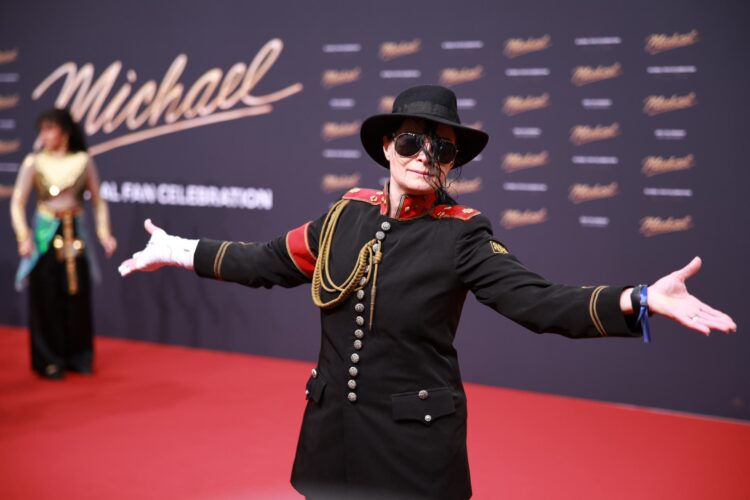 Un invitado posa en la alfombra roja antes del estreno de la película 'Michael' en Berlín, Alemania, 10 de abril de 2026. La película biográfica de Michael Jackson se proyectará en los cines a partir del 22 de abril de 2026. (Alemania) EFE/EPA/CLEMENS BILAN