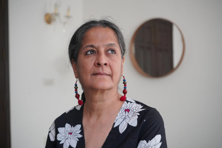 Masooma Ranalvi tenía 7 años cuando su abuela cambió la promesa de un helado por el filo de una cuchilla, un recuerdo que décadas después la ha traído a hablar de la mutilación genital al Tribunal Supremo de la India, donde nueve jueces deciden este mes si la ablación vulnera la integridad física o está amparada por la libertad religiosa. Ese camino hacia los tribunales comenzó a gestarse cuando una noticia llegada desde Australia le devolvió de golpe la memoria con un caso que sonaba idéntico al suyo, en el que una madre, una enfermera y un líder de su misma comunidad, la Dawoodi Bohra, fueron condenados por practicar la mutilación genital femenina (MGF) a dos menores.- EFE/ Lucía Goñi