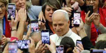 León XIV pide formar el pensamiento crítico de los jóvenes ante el «asedio» de estímulos