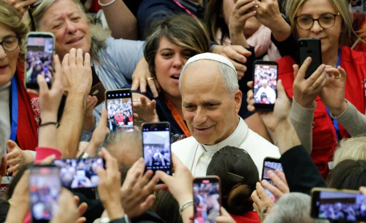 El papa León XIV asiste a la Reunión de Profesores de Religión Católica promovida por la Conferencia Episcopal Italiana (CEI) en el aula Pablo VI, Ciudad del Vaticano, el 25 de abril de 2026. EFE/EPA/GIUSEPPE LAMI