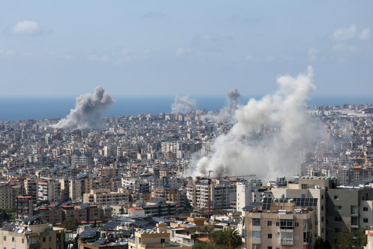 Se observa humo tras un ataque aéreo israelí contra los suburbios del sur de Beirut, Dahiyeh, Líbano, el 8 de abril de 2026. Israel lanzó un ataque aéreo masivo contra múltiples objetivos en todo el Líbano, muchos de ellos en el centro de Beirut, un día después de que Estados Unidos e Irán acordaran un alto el fuego para poner fin a las hostilidades entre ambos países. En un comunicado, el gobierno israelí anunció que el alto el fuego no incluye al Líbano y que continuarán atacando posiciones de Hezbolá en todo el país. (Líbano, Estados Unidos, Hizbulá/Hezbolá) EFE/EPA/WAEL HAMZEH