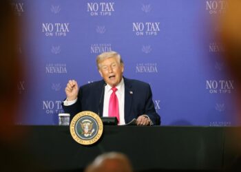 Trump afirma que Ormuz está abierto y plantea asociarse con Irán para extraer uranio