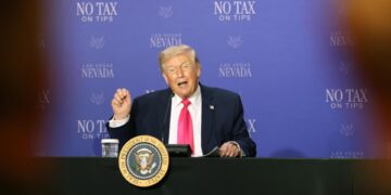 Trump afirma que Ormuz está abierto y plantea asociarse con Irán para extraer uranio