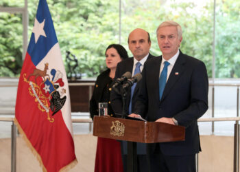 Kast anuncia que está avanzando en la expulsión de migrantes irregulares en Chile