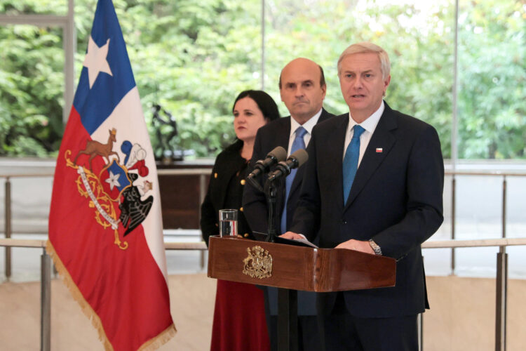 El presidente de Chile, José Antonio Kast, habla durante una rueda de prensa en la embajada de Chile en Argentina este lunes, en Buenos Aires (Argentina). EFE/ Adán González