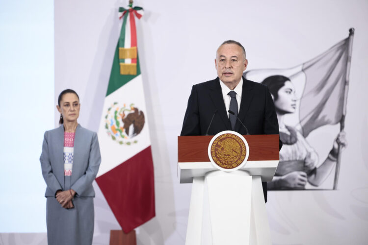 El fiscal general de Justicia del Estado de México, José Luis Cervantes Martínez, habla durante una rueda de prensa este martes, en el Palacio Nacional, en Ciudad de México (México). EFE/José Méndez