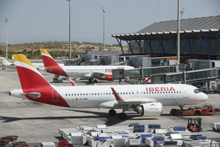 Aviones de Iberia en la T4 del aeropuerto Madrid- Barajas en una imagen de archivo. EFE/ Fernando Alvarado