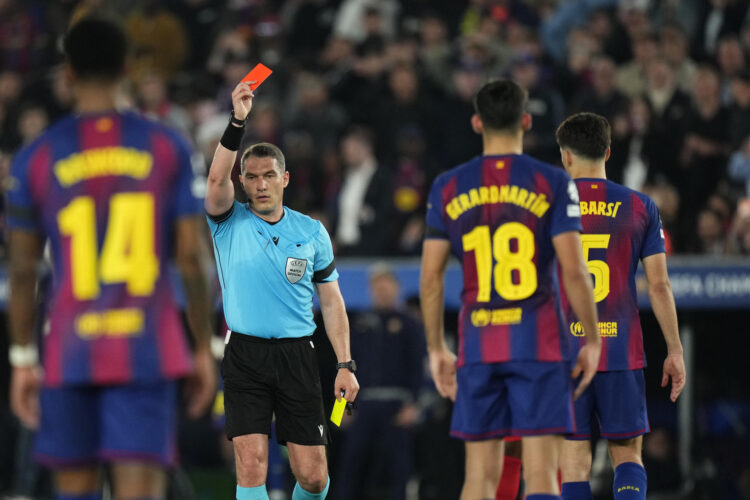 El colegiado István Kovács muestra cartulina roja al defensa del FC Barcelona Pau Cubarsí (d) durante el encuentro correspondiente a la ida de los cuartos de final de la Liga de Campeones en el estadio Camp Nou. EFE/ Siu Wu