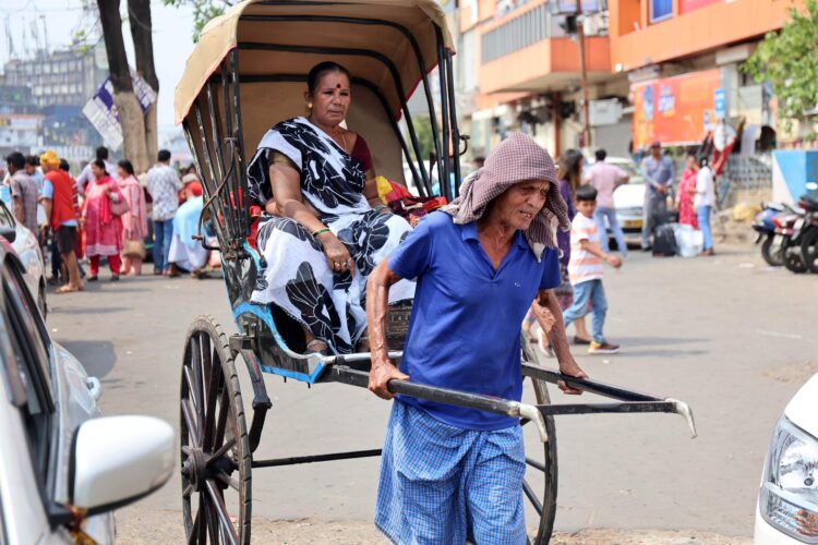 Fotografía tomada el 21/04/2026 que muestra a personas en la calle en Calcuta, India. EFE/EPA/PIYAL ADHIKARY