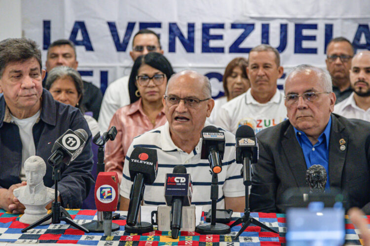El profesor Eduardo Labrador (c) habla durante una rueda de prensa del Movimiento Zulia Humana este martes, en Maracaibo (Venezuela). EFE/ Henry Chirinos