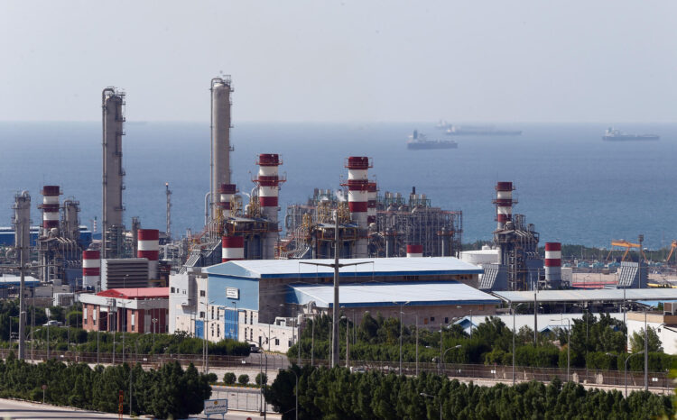 - Fotografía de archivo de la refinería petroquímica de Asaluyeh en las inmediaciones del yacimiento de gas de South Pars, cerca del puerto de Assalouyeh, en el sur de Irán. Las instalaciones petroquímicas de Pars Sur, que albergan las mayores reservas mundiales de gas natural, han sido alcanzadas este lunes por un ataque aéreo israelí-estadounidense, informaron medios iraníes. EFE/ Abedin Taherkenareh