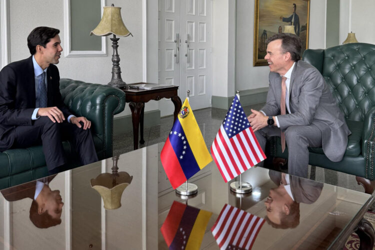 Fotografía tomada de la cuenta oficial en X @usembassyve de la Embajada de los EE.UU. en Caracas que muestra al nuevo encargado de negocios de Estados Unidos en Venezuela, John Barrett (d), quien ya se encuentra en el país suramericano, donde sustituirá a la diplomática Laura Dogu. EFE/ @usembassyve