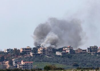 Israel ataca 200 supuestos sitios de Hizbulá en el Líbano pese a las negociaciones en EEUU