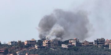Israel ataca 200 supuestos sitios de Hizbulá en el Líbano pese a las negociaciones en EEUU