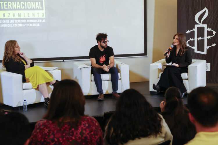 La directora adjunta de Amnistía Internacional Venezuela, Nastassja Rojas, habla junto a la subdirectora de Investigación de Amnistía Internacional para las Américas, Valentina Ballestas (i), y el encargado de Campañas de Amnistía Internacional para Colombia, Camilo Vargas durante la presentación del Informe Anual 2026 de Amnistía Internacional, con enfoque en Colombia y Venezuela, en Bogotá (Colombia). EFE/ Mauricio Dueñas