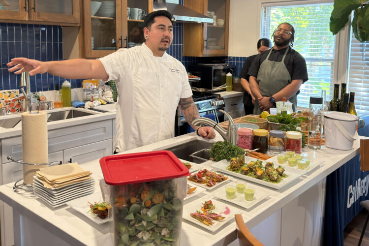 Fotografía del 16 de abril de 2026 del chef Armando Quiroz (i), encargado del restaurante del City Club Los Ángeles, hablando durante una entrevista con EFE en Los Ángeles, California (EE.UU.). EFE/Ana Milena Varón