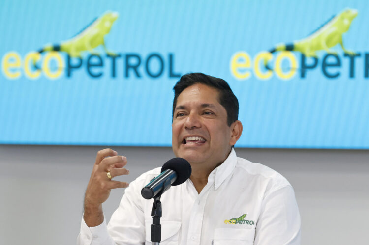 El presidente encargado de la estatal colombiana Ecopetrol, Juan Carlos Hurtado, habla durante su primera rueda de prensa este 9 abril de 2026, en Bogotá (Colombia). EFE/ Mauricio Dueñas Castañeda