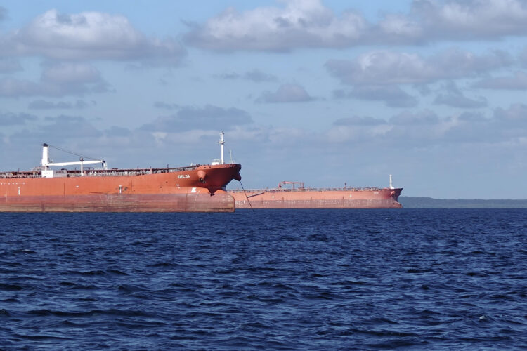 Fotografía de archivo del 25 de diciembre del 2025 que muestra un buque con petroleo en la bahía de Cienfuegos (Cuba). EFE/ Juan Palop
