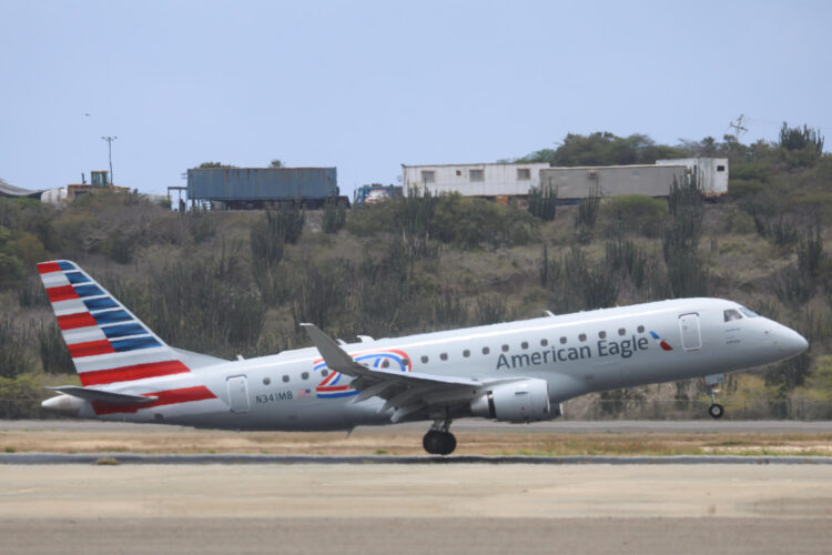 Fotografía que muestra un avión aterrizando en el Aeropuerto Internacional Simón Bolívar de Maiquetía (Venezuela). EFE/ Miguel Gutiérrez