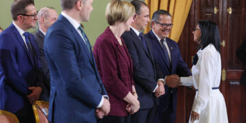 Venezuela firma acuerdo que expande operaciones de Chevron para la producción petrolera